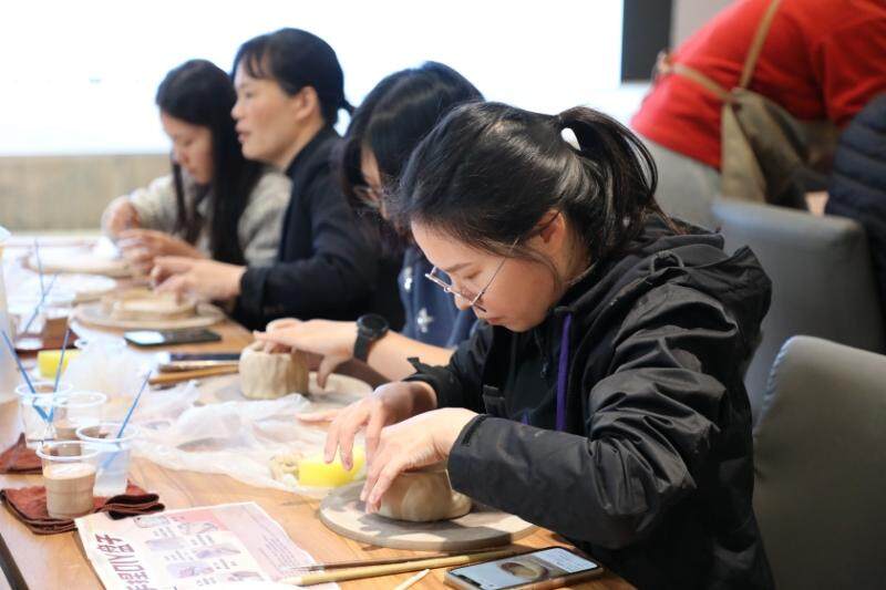 乐竞体育妇女节建筑女工感受陶泥非遗魅力